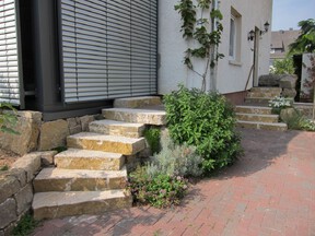 Scheuermann-Naturstein-Showroom-Blockstufen-34